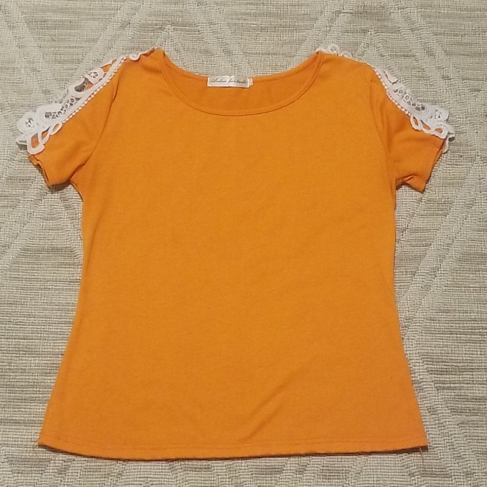 ♡ Womans orange top with lace short sleeves